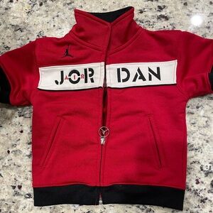 Jordan Brand Jumpman Bred #23
Zip-Up Short Sleeve Jacket Baby
Toddler 12 Months